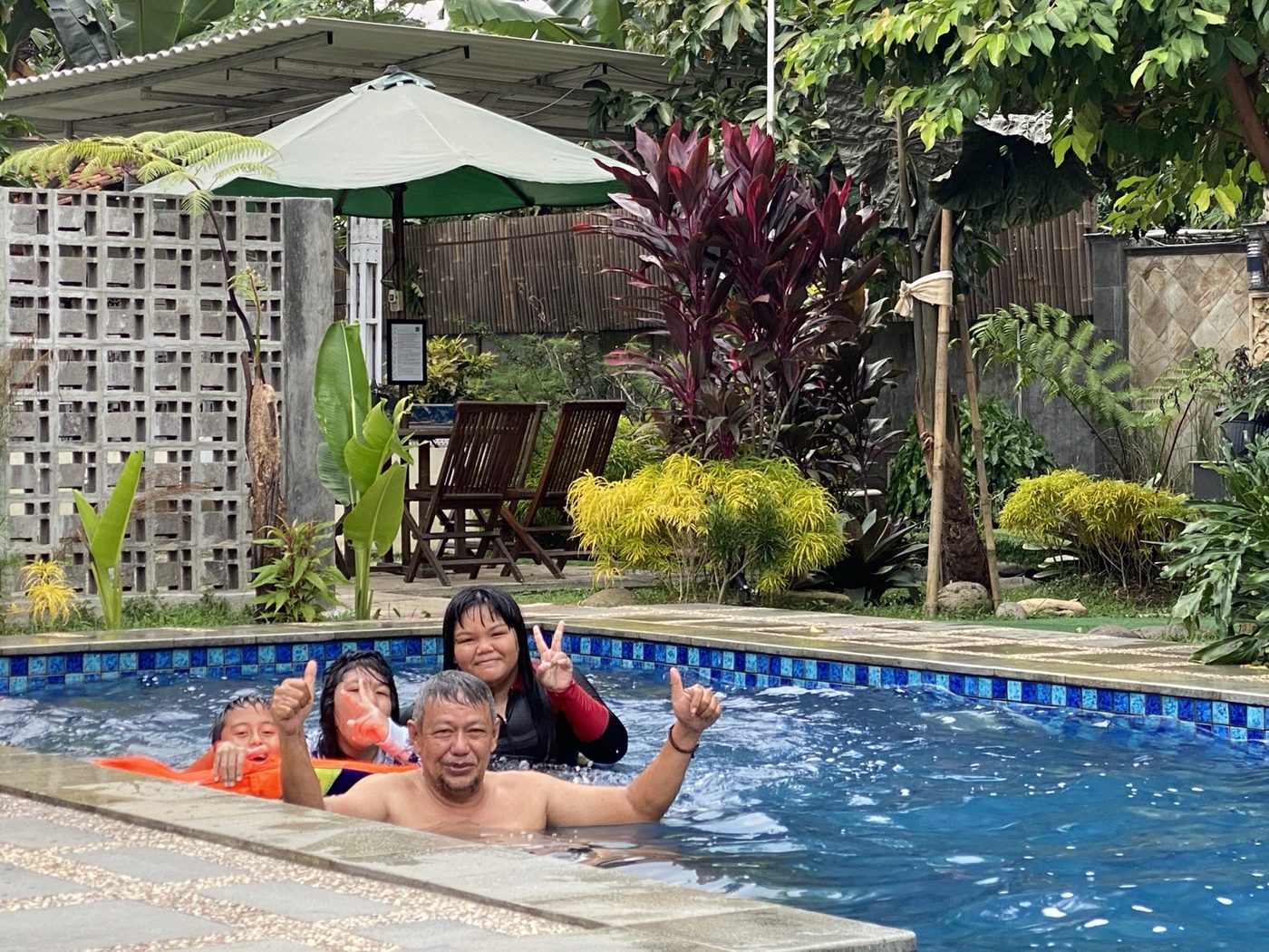 Anak-anak bermain di private pool Pondok Bu Embay