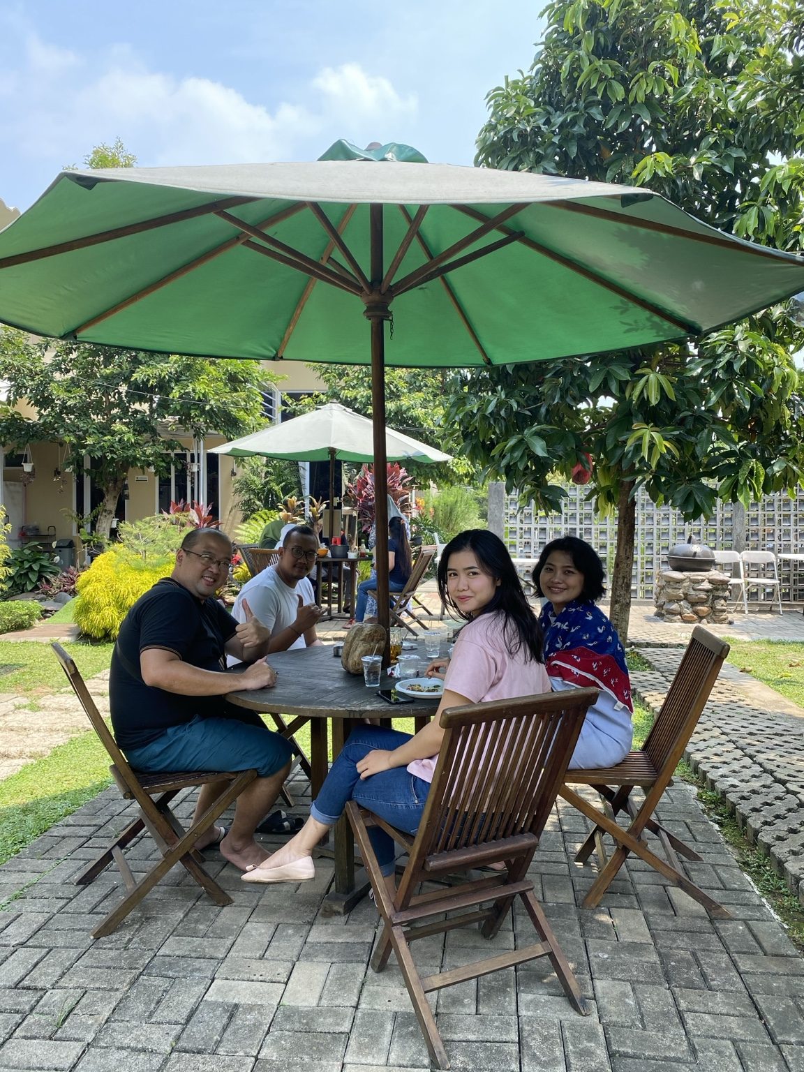 Makan santai keluarga di taman Pondok Bu Embay